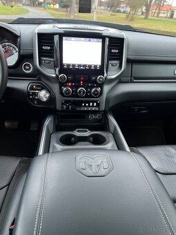 Dodge RAM Night-paket, 2022, 5.7l, TOP stav - 16