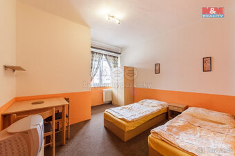 Multifunkční objekt, 2203 m², Lišov, ul. třída 5. května - 16