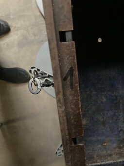 Truhla kovová starožitná, trezor, pokladna 10.000 kč - 16