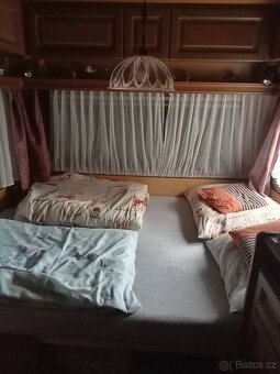 Karavan s dřevěnou přístavbou - 16