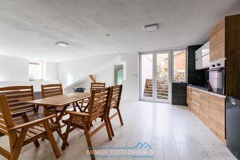 Prodej domu se 3 apartmány, útulným dvorkem, a na skvělé adr - 16