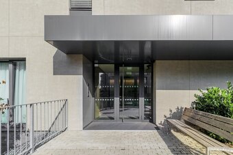 Moderní stylový byt 2+kk, 53m2+42m2, rezidence DOCK, Praha 8 - 16