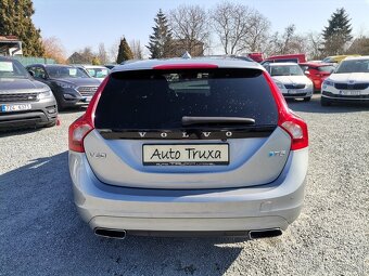 VOLVO V60 2.0 T5 Drive-E 180kW MOMENTUM automat - ČR - 16