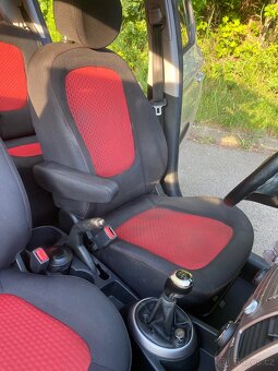 Hyundai i20 1.4i 2009 - 16