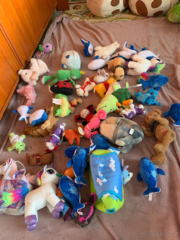 Sbírka plyšáků - přes 400 kusů, dále set Furby 2005 - 16