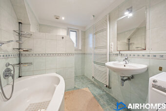 Prostorný byt v rodinném domě se zahradou - 16