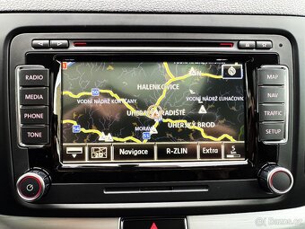 VOLKSWAGEN SHARAN 2.0TDI DSG,7-MÍST,KŮŽE,XENONY,TAŽNÉ,KAMERA - 16