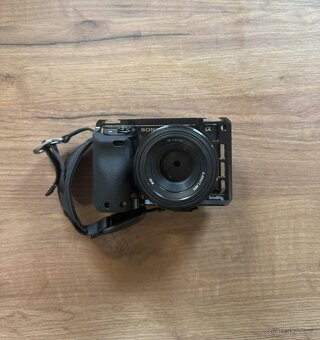 Sony A6400 + 2 objektivy + příslušenství – VÝBORNÝ stav - 16