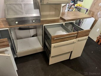 Kvalitní Moderní rohová kuchyňská linka s dřezem, mikrovlnko - 16