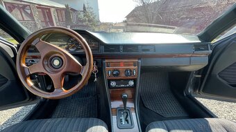 Mercedes-Benz 300 CE (1990) v perfektním stavu - 16