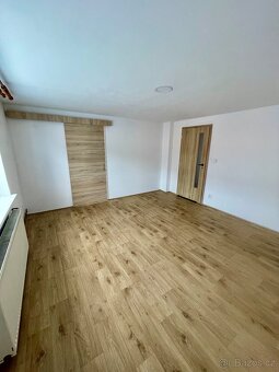 Rodinný patrový dům se zahradou, garáží a vinným sklípkem - 16