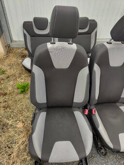 Sedačky, tapeci, koberec... Focus III - 16