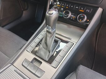 Škoda Superb 3 Combi iV 1.4eTSI 160kW DSG Tažné ACC DCC Navi - 16