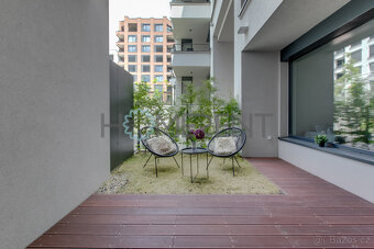 Pronájem moderně zařízeného bytu 2+kk (54,6 m²) s předzahrád - 16