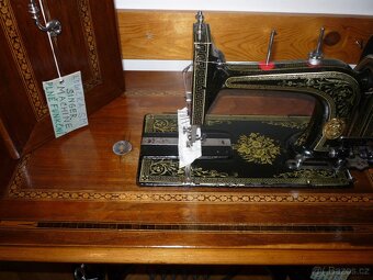 Starožitný lodičkový šicí stroj - KLENOTY S VŮNÍ OLEJE - 16