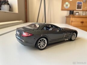 28 ks modelů aut 1:18 a 1:24 + osvětlená vitrína - 16