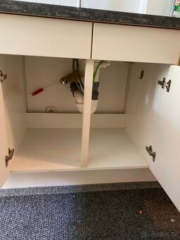 Moderní kuchyňská linka se spotřebiči - 16