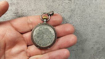 Staré stříbrné dámské kapesní malované hodinky, rytý strojek - 16