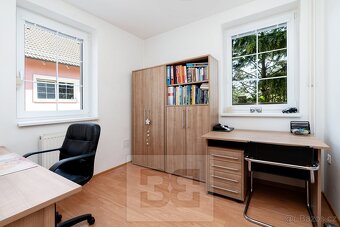 Prostorný rodinný dům 6+kk s bazénem a výhledem na zámecký p - 16