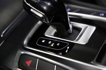 MG EHS PHEV Luxury 1.5 190kW Panorama - záruka Autodraft - 16