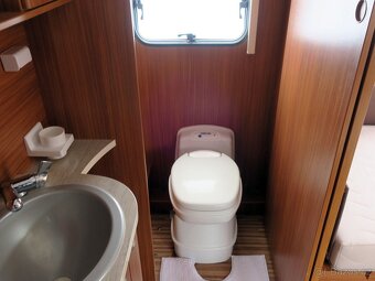 Prodám Karavan Adria Adora 613HT Klimatizace + předstan - 16