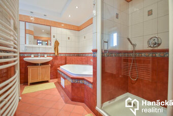 Pronájem podkrovního bytu 3+kk, 114 m²  - ul.... - 16