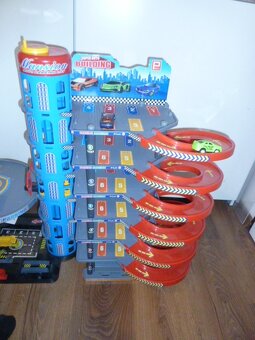 PARKOVIŠTĚ MANSION PATROVÉ VELKÉ AUTO-PARKING LOT 1:18+AUTA - 16