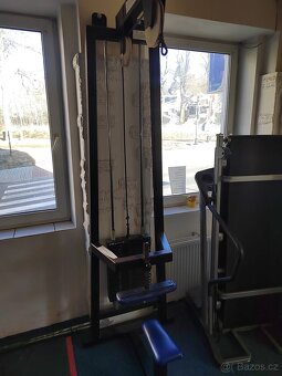 CELÁ POSILOVNA, STROJE, ČINKY - 16
