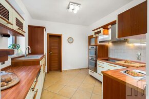 Prodej výjimečného rodinného domu v Mezirolí - 16