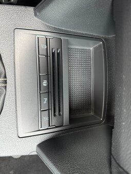 VW Touran II, rok 2015, benzín, 142.855 km, nová STK - 16