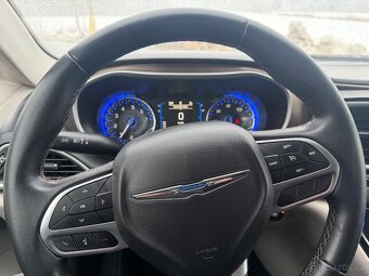 Chrysler Pacifica 3,6 Pentastar Touring 8 míst 2017 DPH - 16