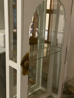 Umělecká závěsná vitrína s historickým fazetovým sklem - 16