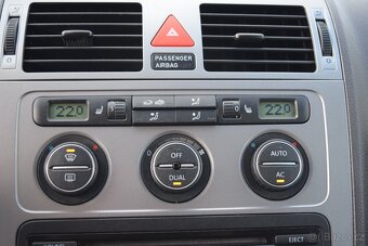 Volkswagen Touran 1.4 TSI 7MÍST  VYHŘEV BOHATÁ VÝBAVA - 16