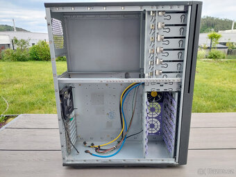 PC skříň bigtower Chieftec - 16