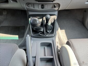 Toyota Hilux 2,5 D-4D  Double Cab Terra (2010) - 16