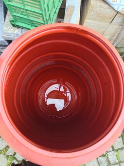 Kanystry plast 20Ltr. Bílé a modré za 60Kč, 15Ltr. 50Kč. PM - 16