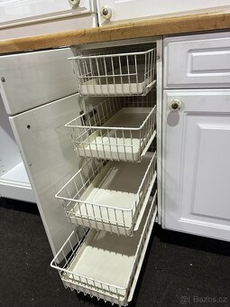 Moderní kuchyňská linka se spotřebiči - 16