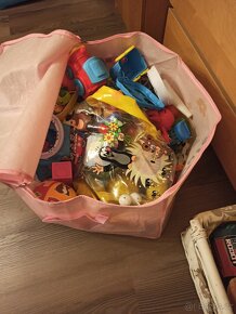 Lezoucí medvídek a zvukové hračky + zdarma krabice hraček - 16