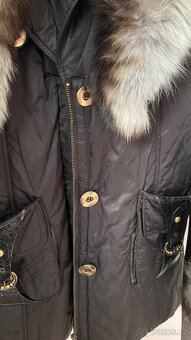 Zimní kabát s kožešinovým límcem - 16