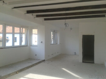 Rodinný dům s prodejnou potravin v centru obce - 16