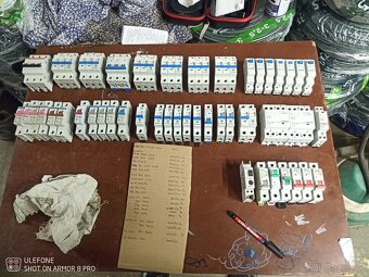 Jističe vypínače kontrolky stykače svodič - 16