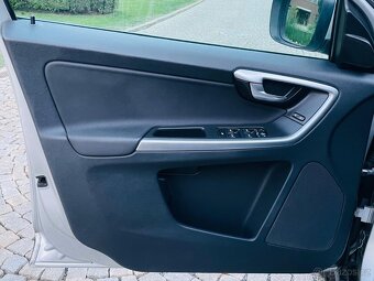 Volvo XC60 2.4SD 5VÁLEC 4x4 AUTOMAT VÝHŘEV TAŽNÉ SENZORY - 16