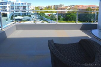 Prostorný apartmán 2kk s výhledem na bazén, jen350m od pláže - 16