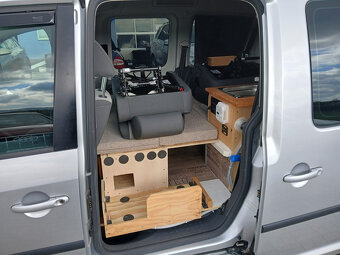 VW Caddy 1,6 TDI Obytná vestavba, solár, lůžko - 16