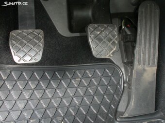 Volkswagen Golf 1,6Mpi aut.klima,parksenzory,po dovozovéSTK - 16