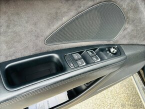 Audi A8 sedan - 16