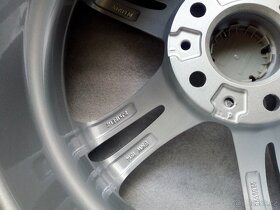 kola BMW M5 - 16