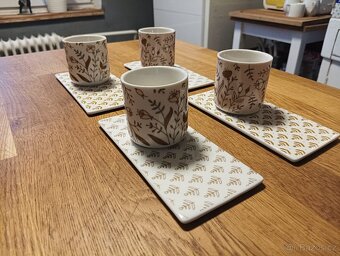 SADA DESIGNOVÝCH HRNKŮ NA KÁVU AMADEUS FRANCIE - 16