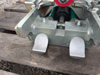 Naklápěcí rychloupínák pro 2-3t bagr - 16