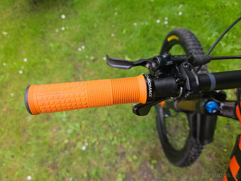 Zánovní našlapané karbonové full 29" kolo TREK, rám 17"(M) - 16